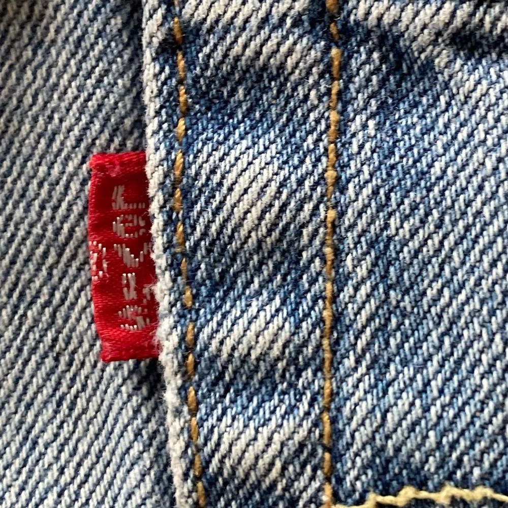 Vintage Y2K Levi’s 501 Button Fly Mid Rise Raw Hem Jean Shorts - Picture 4 of 10